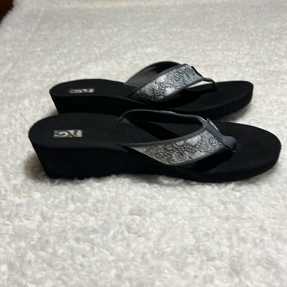Teva “Mush” Wedge 2” heel Gray straps with silver stitching - Picture 8 of 8